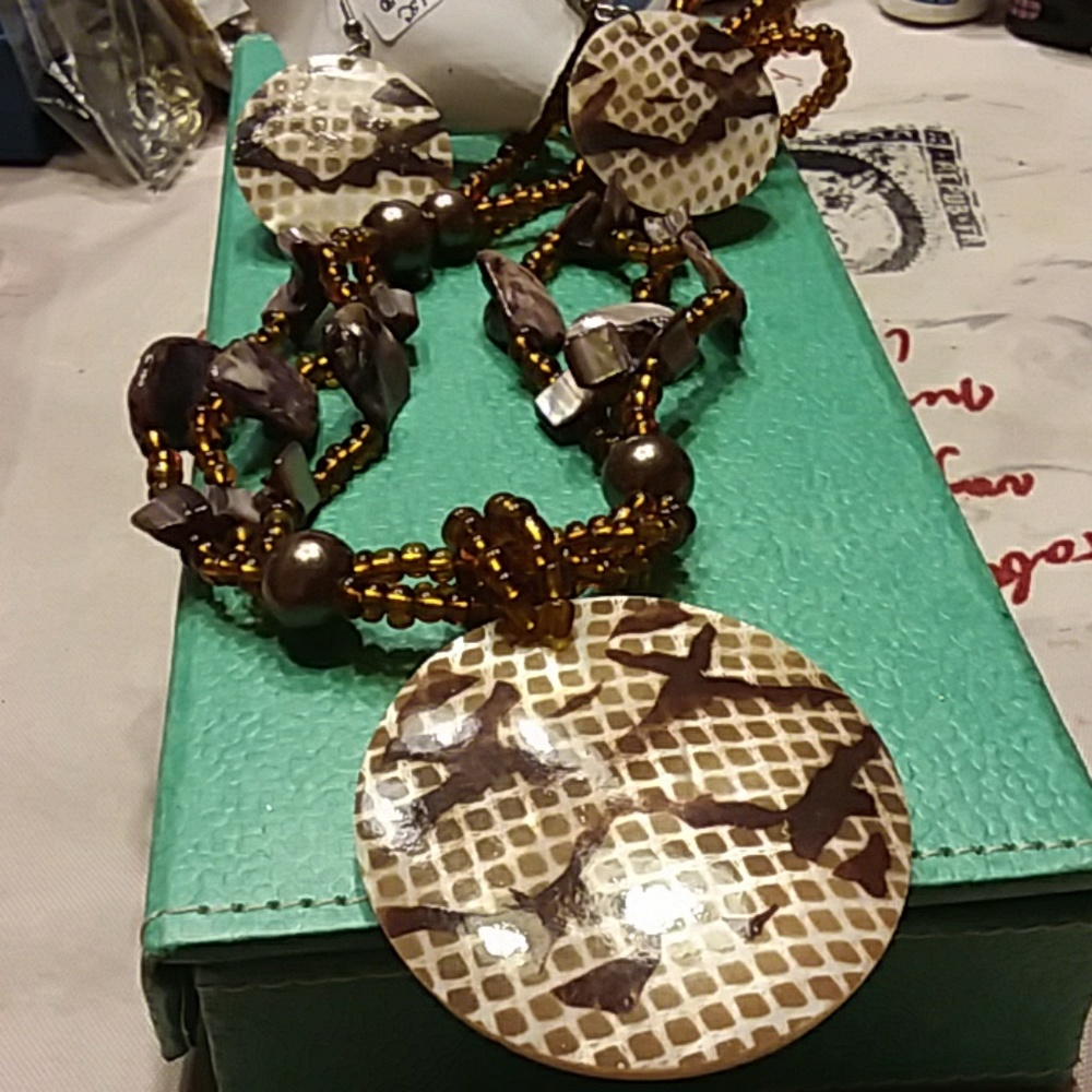 Glass bead, and hand painted